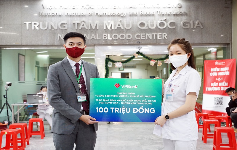 VPBank trao tặng 100 triệu đồng, hỗ trợ bệnh nhi khó khăn tại Viện Huyết học và Truyền máu TW